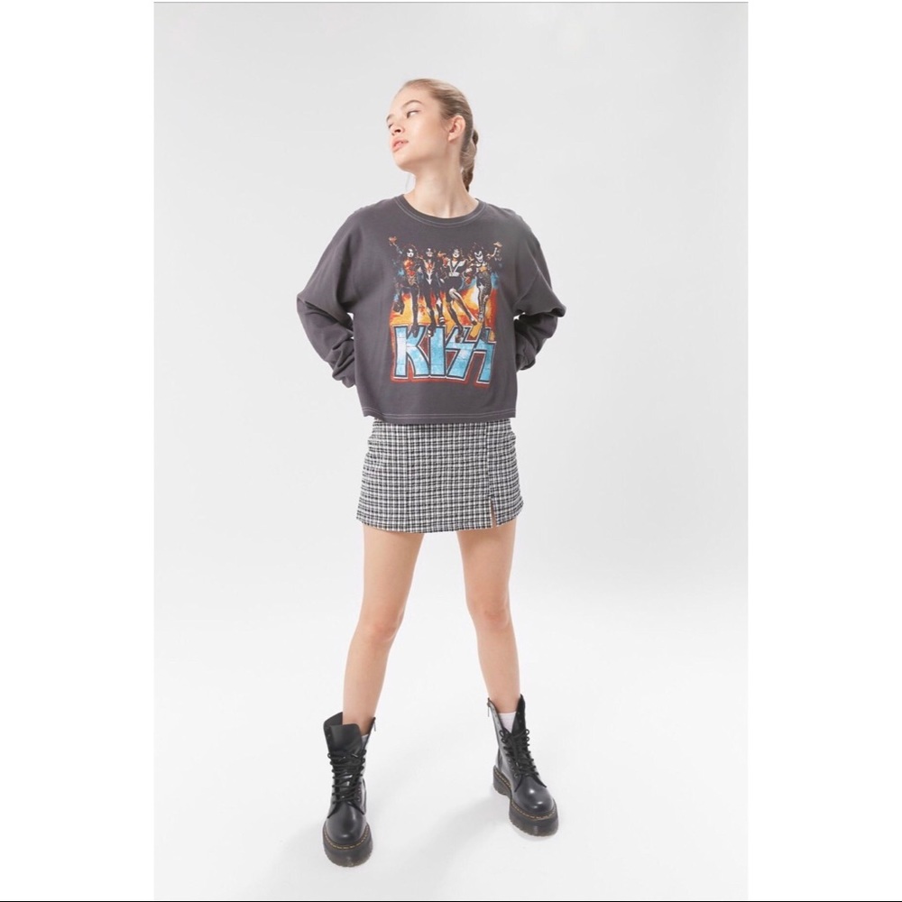 Day Kiss Oversized Long Sleeve Graphic Band Tee MD - Picture 2 of 9
